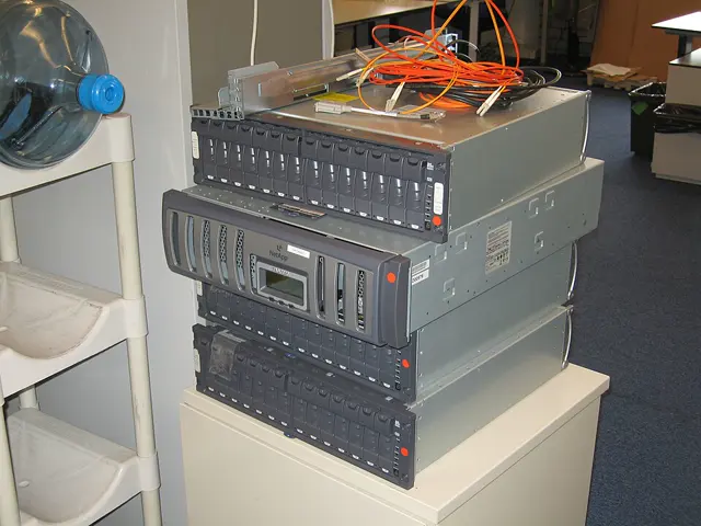 NetApp disk shelves and storage controller used with external hypervisor hosts