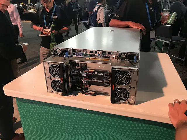 NetApp SG6060 StorageGRID appliance with controller and disk shelves